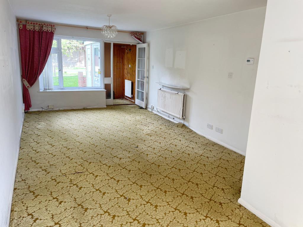 Lot: 21 - MODERN TWO-BEDROOM FLAT FOR REFURBISHMENT - 